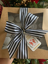 Load image into Gallery viewer, Alfajores dulce de leche party BOX 50 units - (DELIVERY ONLY IN Florida Broward County) please before place an order ask for delivery availability or pick up location)
