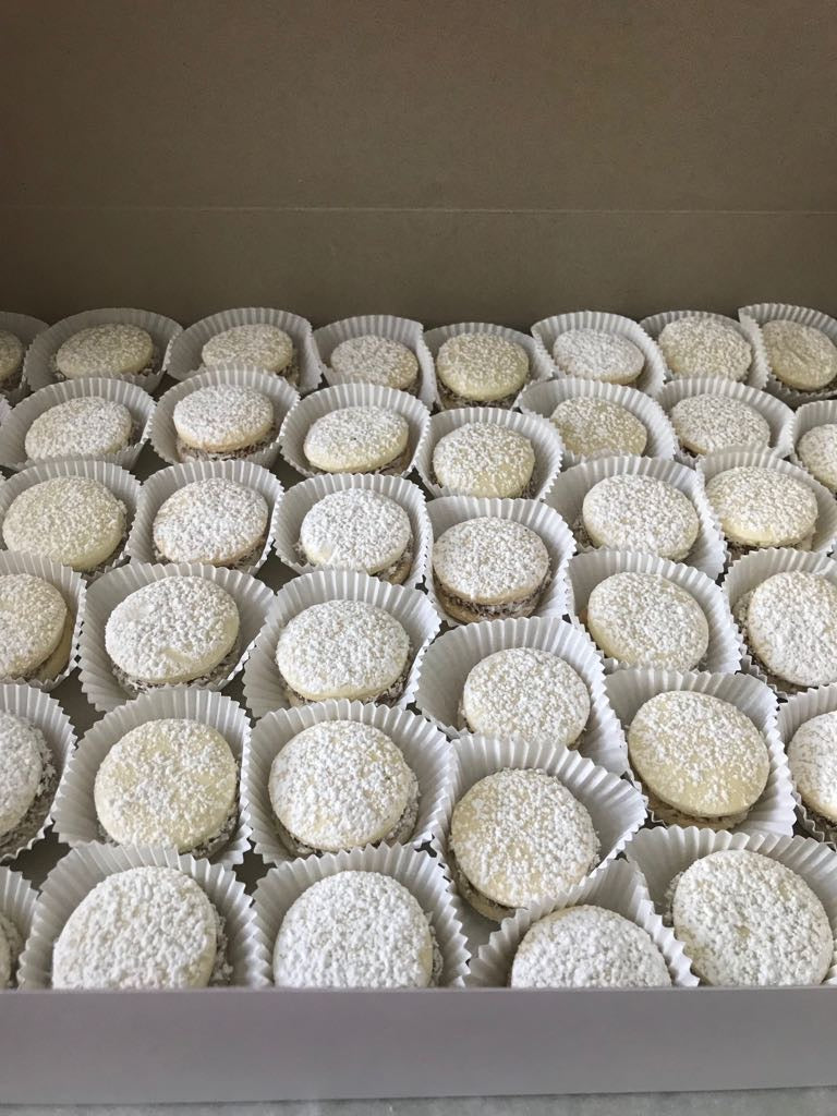 Alfajores dulce de leche party BOX 50 units - (DELIVERY ONLY IN Florida Broward County) please before place an order ask for delivery availability or pick up location)